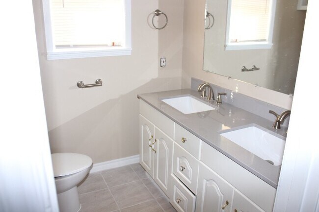 Building Photo - Nice three bedroom close to Hospital and C...