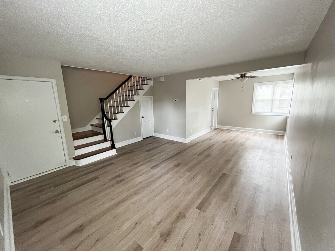 Bright main living - 4600 Fort Jackson Blvd