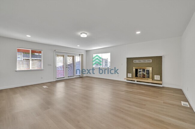 Foto del edificio - A beautiful 4 bed and 2 bathroom house for rent