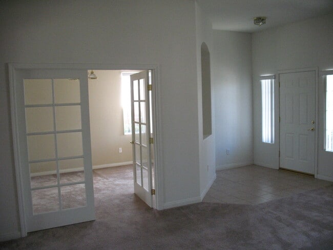 Building Photo - 10805 Snowcreek Falls Ave