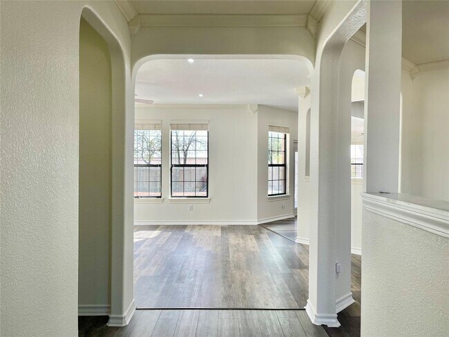 Building Photo - 2310 McKendrick Dr