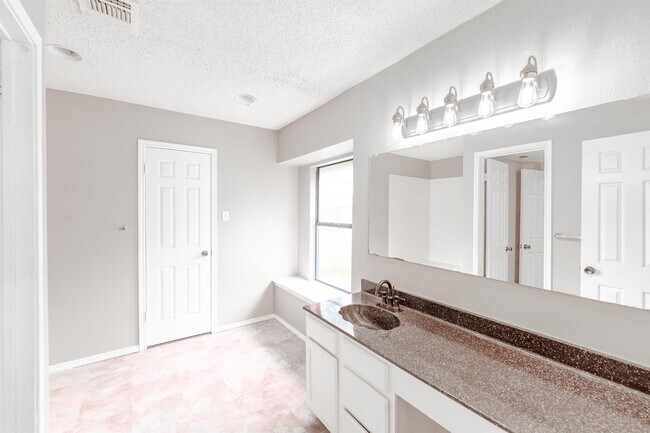 Foto del edificio - 9811 Sugarloaf Dr