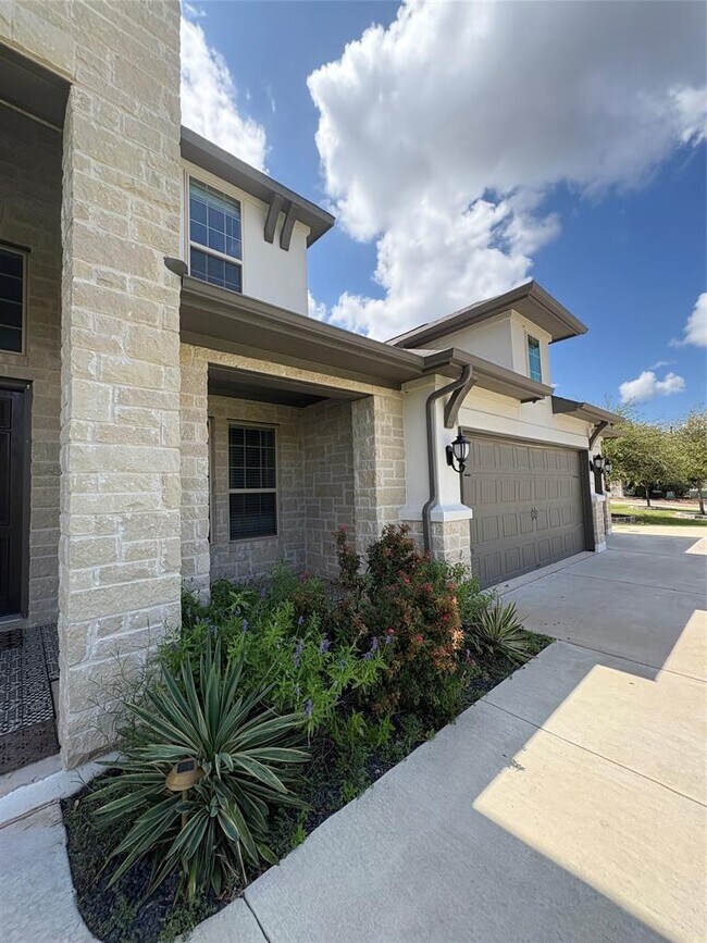 Building Photo - 2904 Fallcrest Bnd