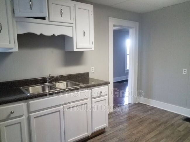 Building Photo - 3402 Montview Dr