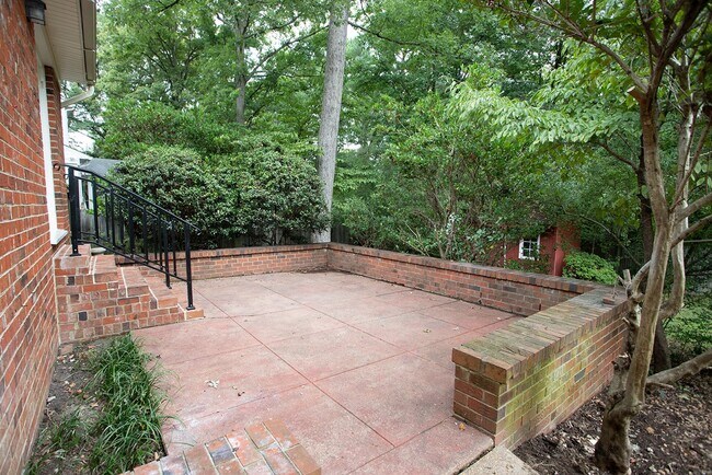 Building Photo - Spacious, well maintained, Tri-Level home ...