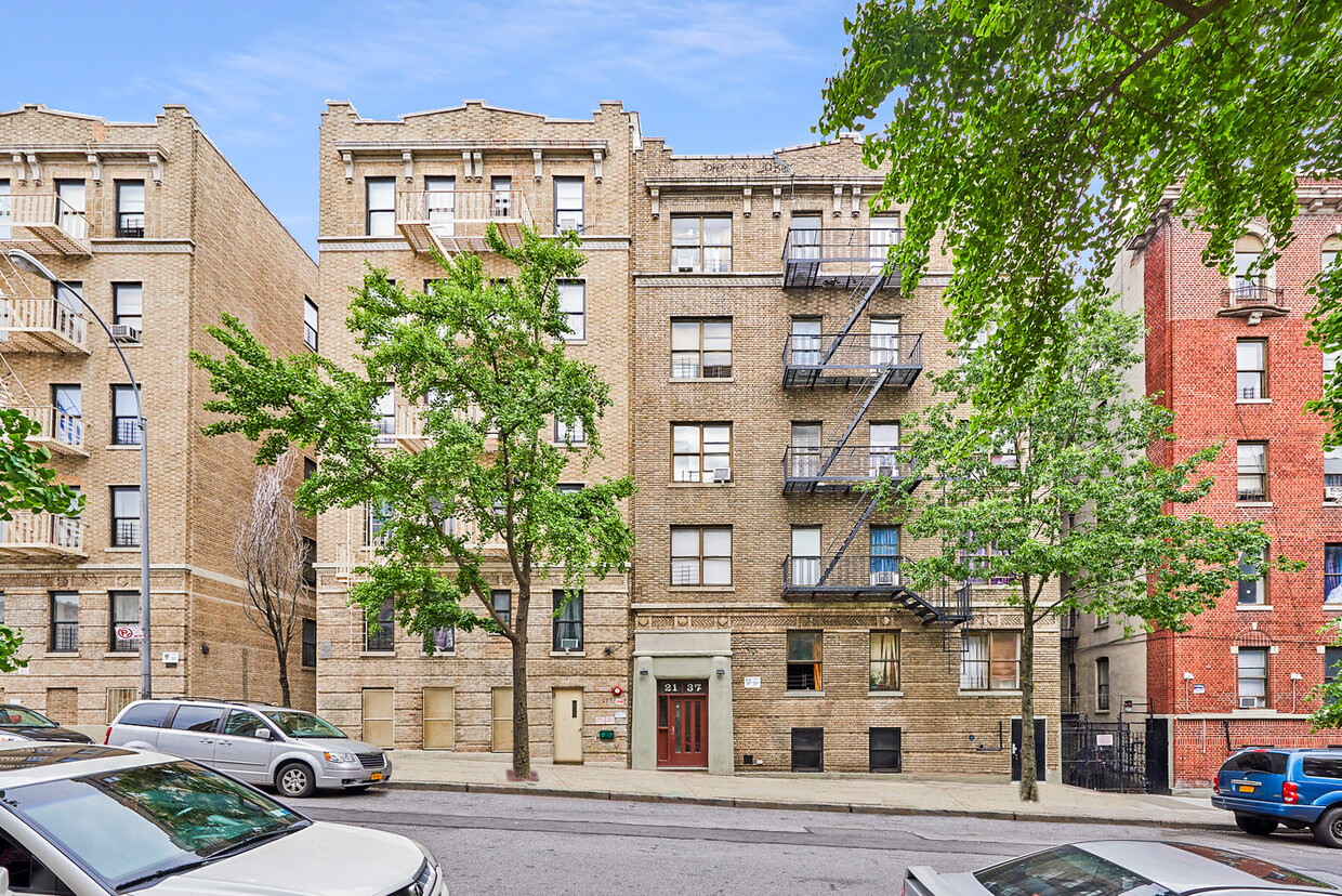 Building Photo - 922-950 Bronx Park South