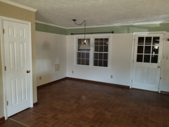 Building Photo - Ranch Style Home