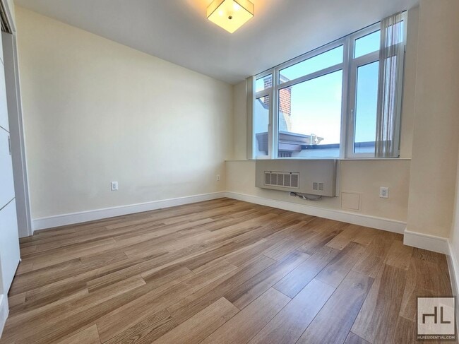 Foto del edificio - 1-Bedroom with Huge Private Terrace – Mode...