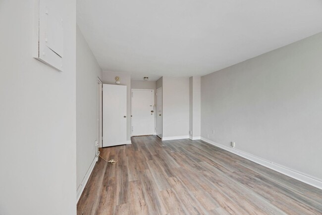 Building Photo - Spacious & Bright Studio at River Place East