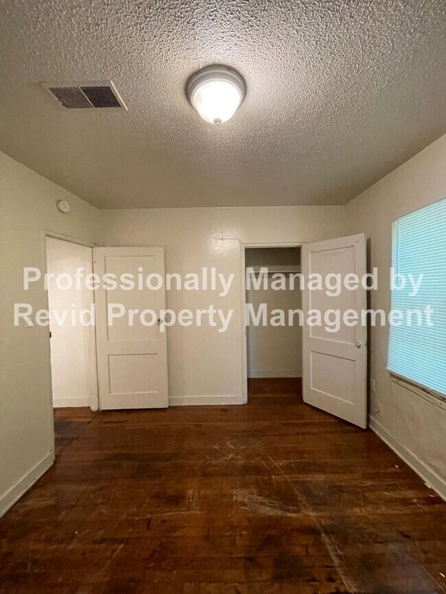 Building Photo - Quaint 2 Bedroom Home off Park and Highland!