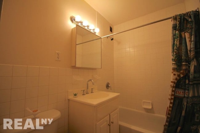 Building Photo - 156 E 97th St