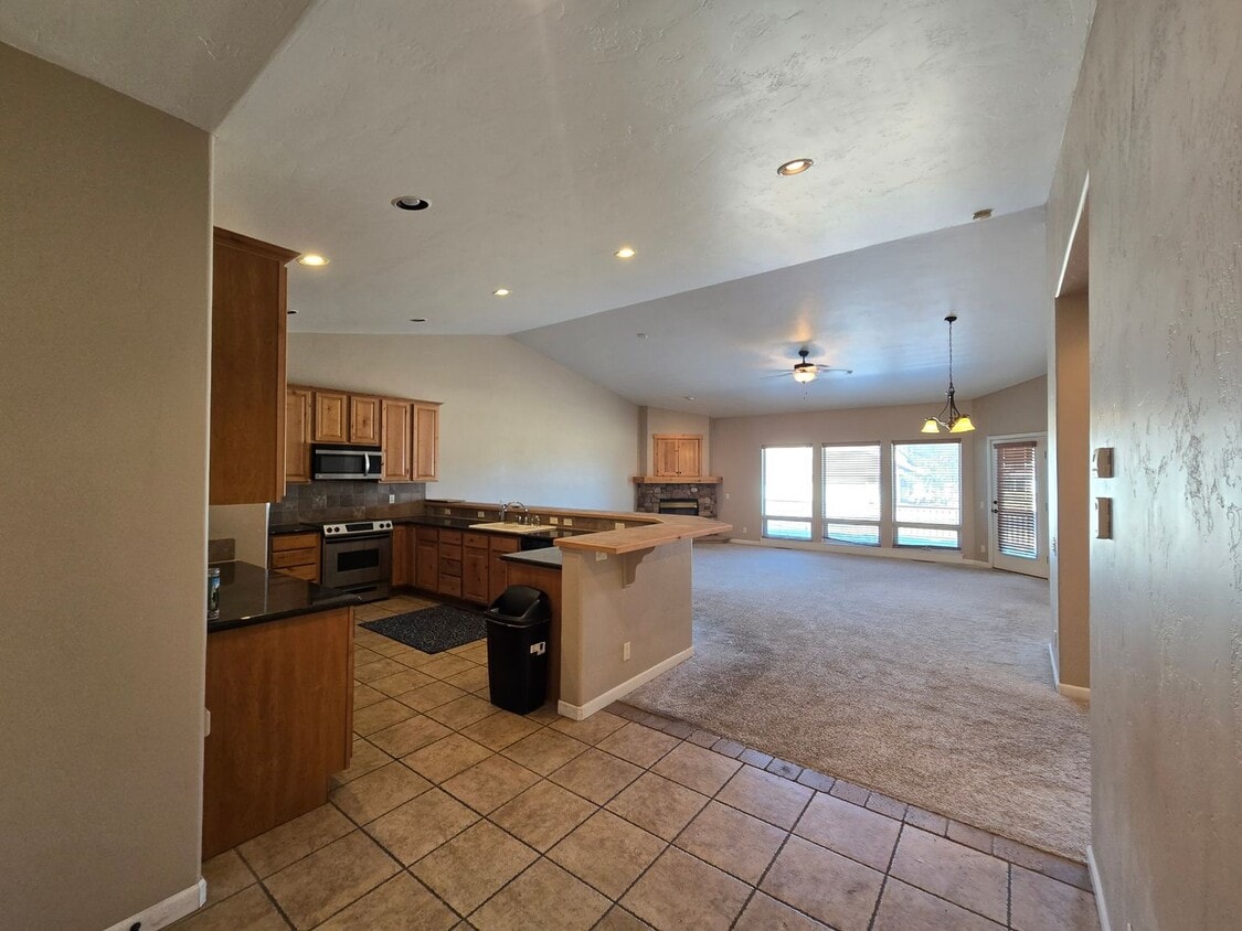 Foto principal - 215 Valley View Dr
