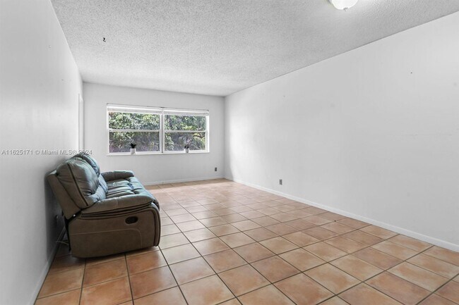 Building Photo - 5011 W Oakland Park Blvd