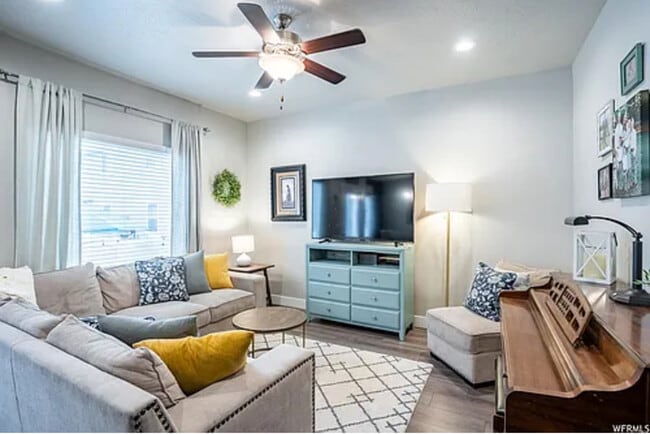 Building Photo - Coming Soon! 5 bed 3.5 Bath Townhome.
