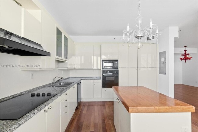 Building Photo - 300 S Pointe Dr