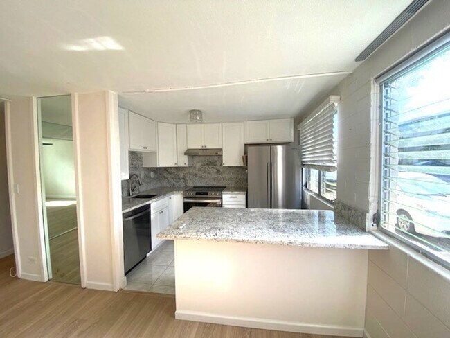 Building Photo - Recently Renovated 2 Bedroom Unit at Puale...