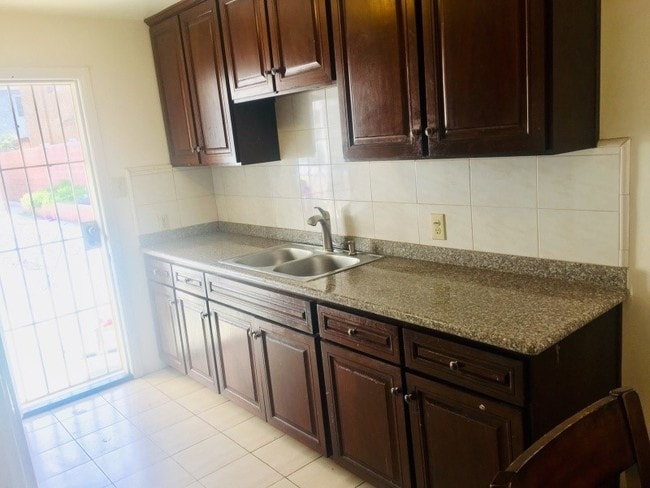 Building Photo - 18436 Roslin Ave