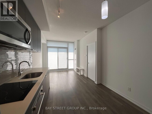 Photo du bâtiment - 56 Forest Manor Rd