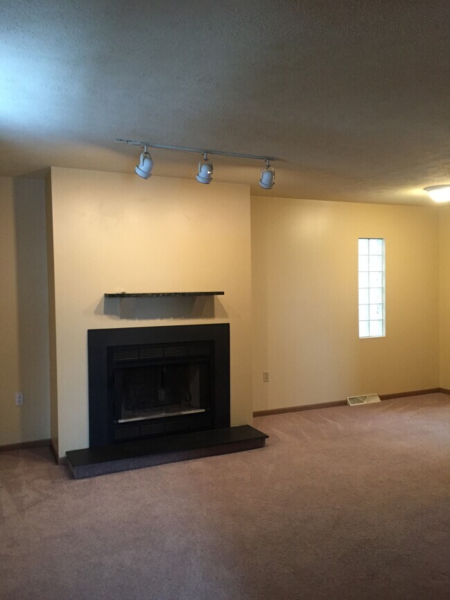 Building Photo - 400 Kambach St