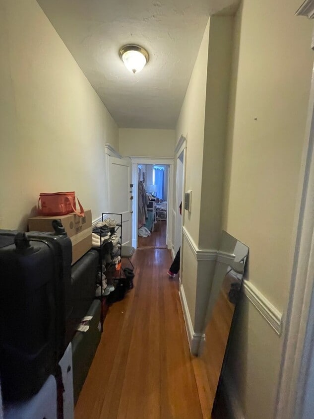 Building Photo - Corner Unit Super Sunny Split 2 Bed HT HW Inc No Fee Students ok   text for video