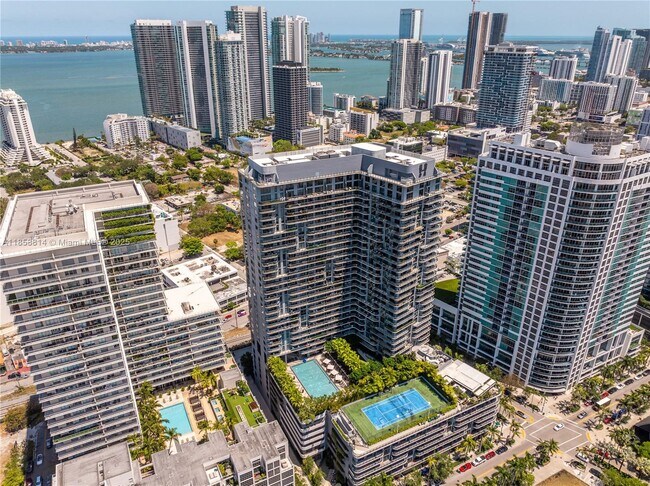 Foto del edificio - 121 NE 34th St