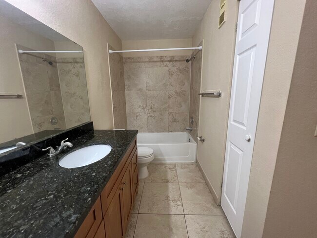 Foto del edificio - 3370 Pinewalk Dr N