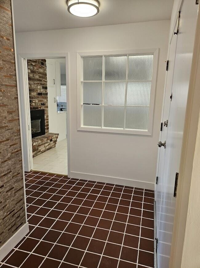 Foto del edificio - 3411 Crestmoor Dr