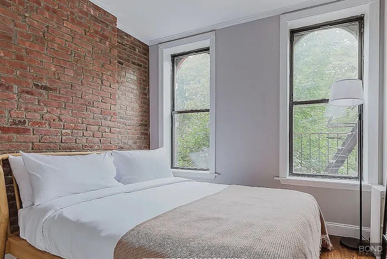 Foto del edificio - 321 E 10th St