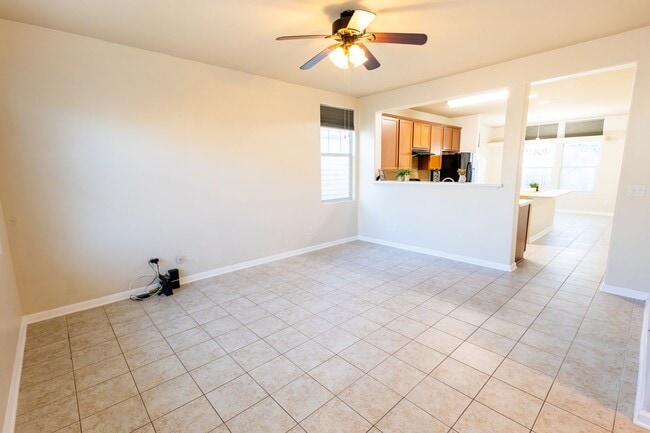 Building Photo - 3 bed 2 bathroom