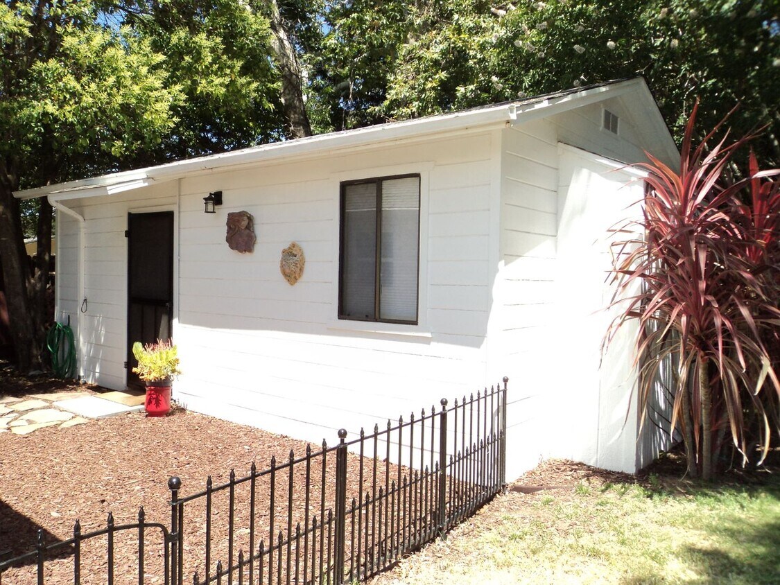 Foto principal - 684 B St