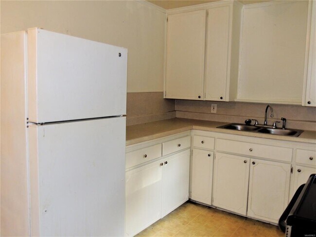 Building Photo - 204 Oak Forest Dr