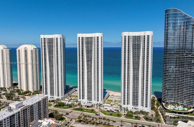 Foto del edificio - 15811 Collins Ave