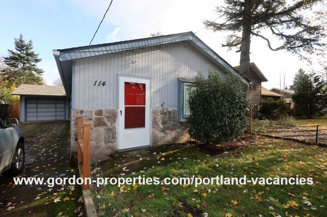 Building Photo - SE 127th Ave - Hazelwood single level 2 be...