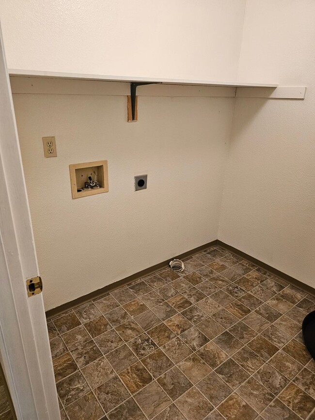 Building Photo - Duplex in West Valley!