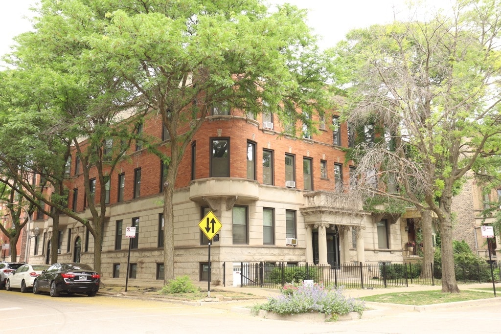 Primary Photo - 856 W George St