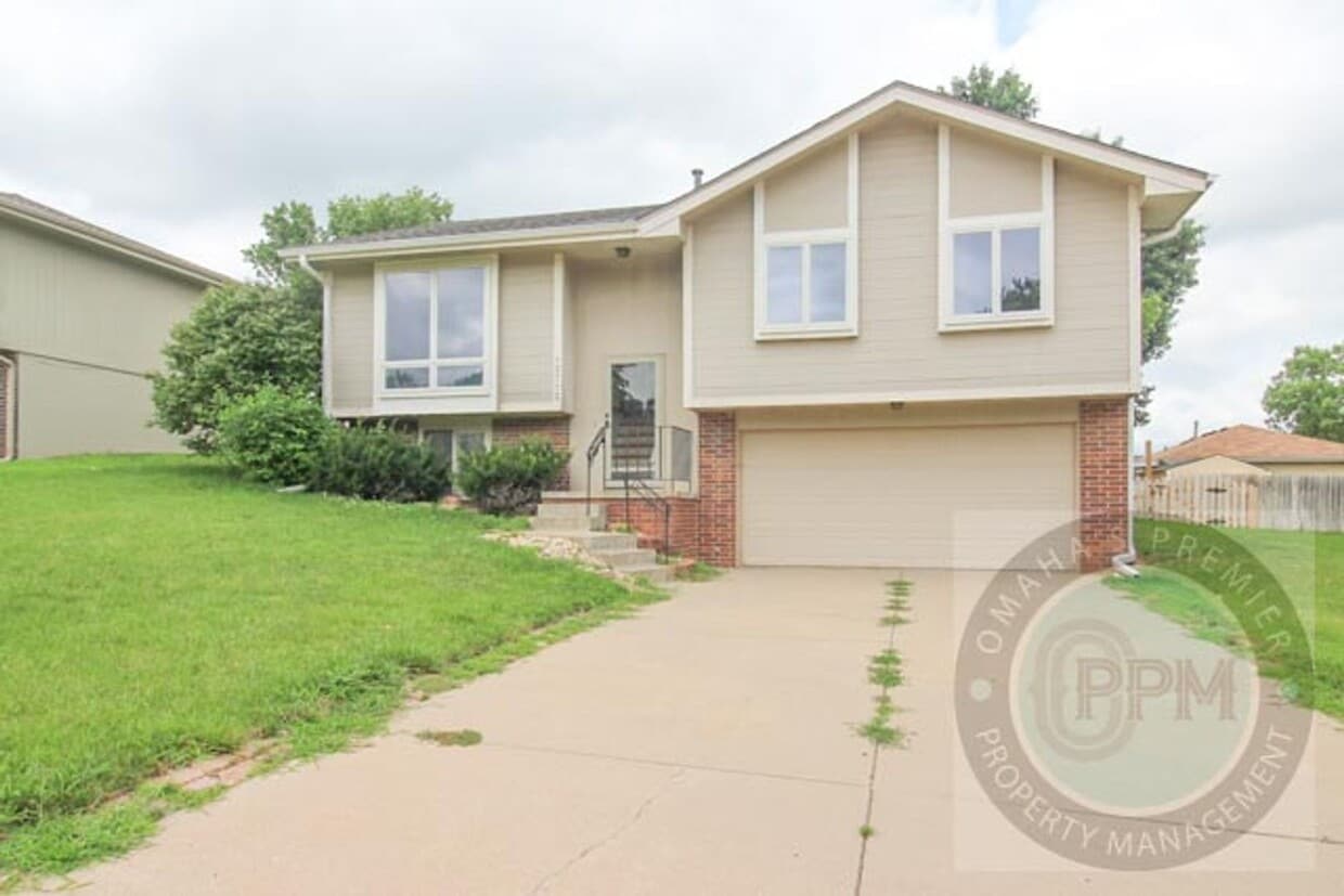 Foto principal - Spacious 3 Bedroom / 3 Bathroom Home!
