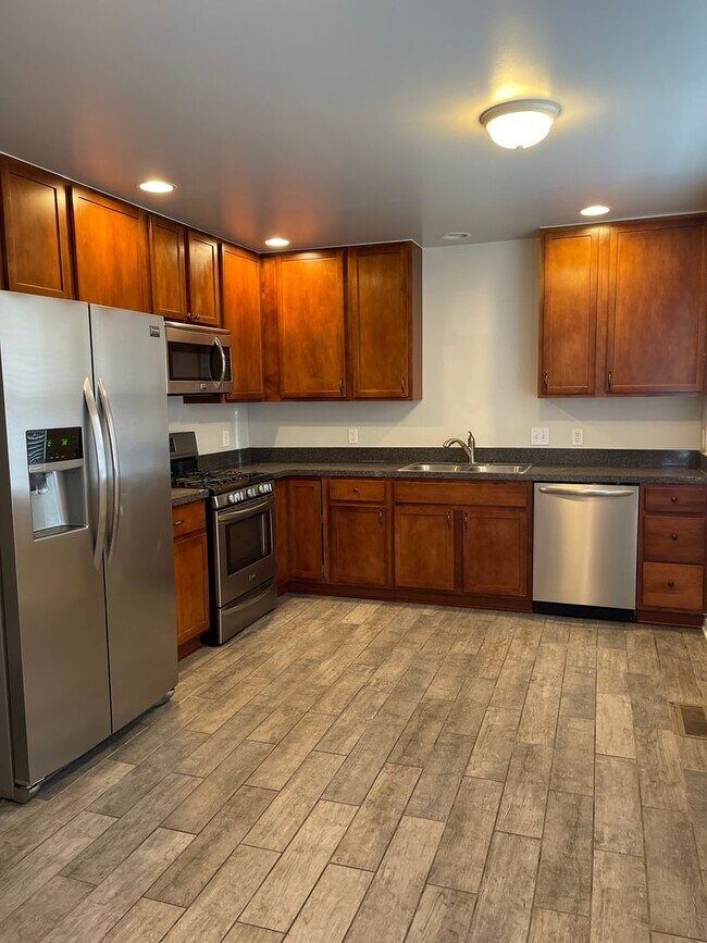 Foto del edificio - Introducing a stunning three-bedroom, two and a half bathroom home for rent in Columbus, OH!