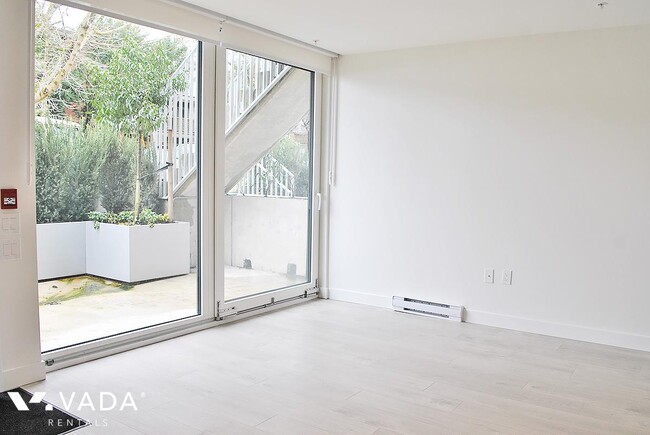 Building Photo - E15 Just Off Main Studio Rental 316-322 Ea...