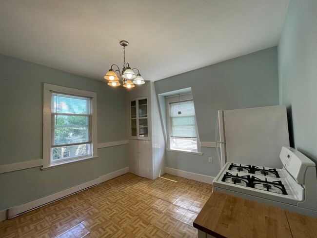 Large eat in kitchen - 107 Otis St