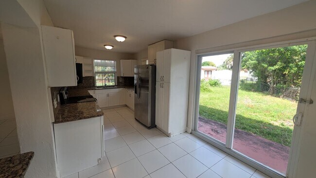 Building Photo - Your Next Home Awaits! Spacious Living in a Prime Lauderhill Location