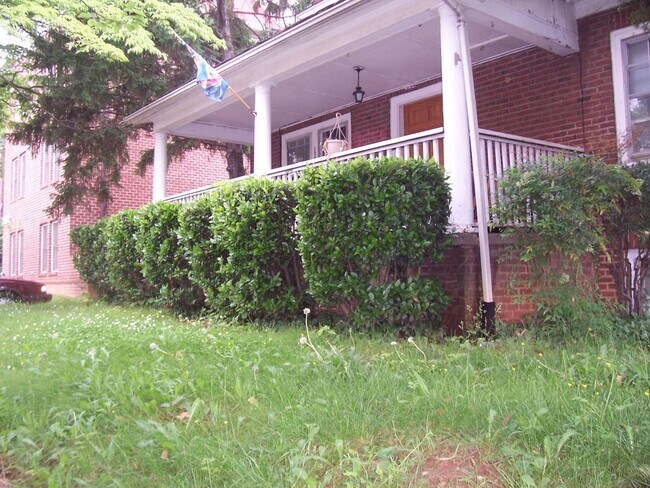 Foto del edificio - 2027-2028 9 bedroom / 4.5 baths  School Year Location PERFECT for students, in the heart of the UVA