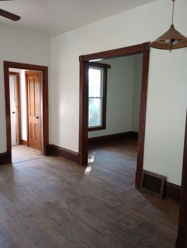 Building Photo - $1,200 Deposit $1,200 Rent