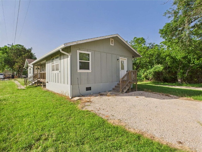 Building Photo - Move-In Ready Duplex