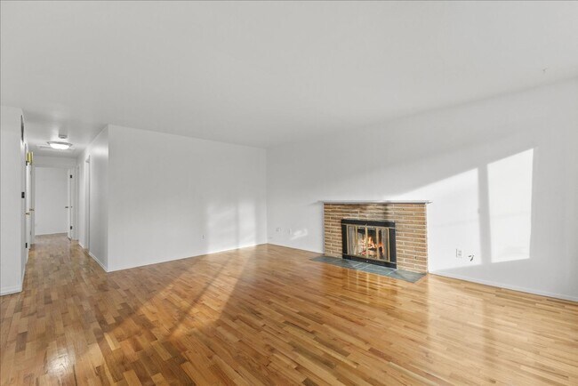 Building Photo - Bright and Updated Beacon Hill Rambler