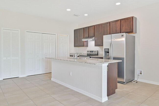Building Photo - ** 3/2 Duplex W/Garage ~ Newer Constructio...
