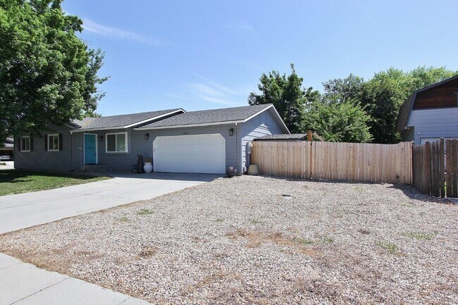 Building Photo - 3816 N Shamrock Ave