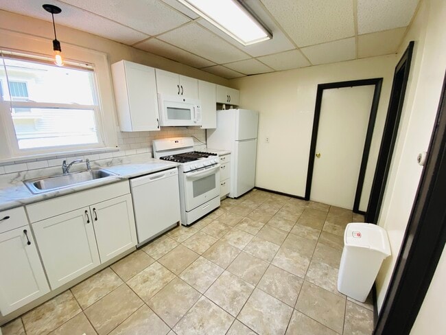Building Photo - 714 N Van Buren St