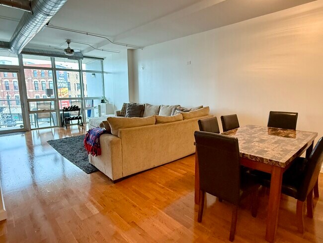 Foto del edificio - 1610 W Fullerton Ave