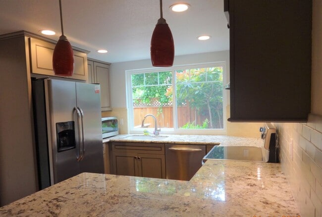 Building Photo - Beautiful Willow Glen 3 Bedroom 2.5 Bath E...