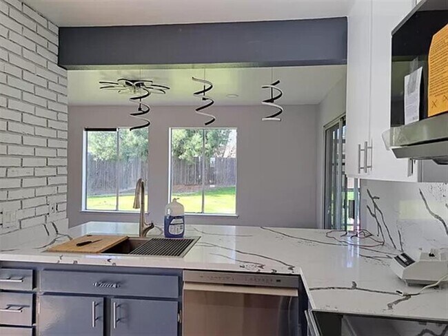 Foto del edificio - upgraded 3 bedroom, 2 bathroom